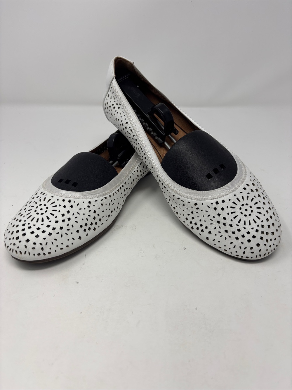 Vionic | 9M 9 M Women’s White Perforated Ballet Flats